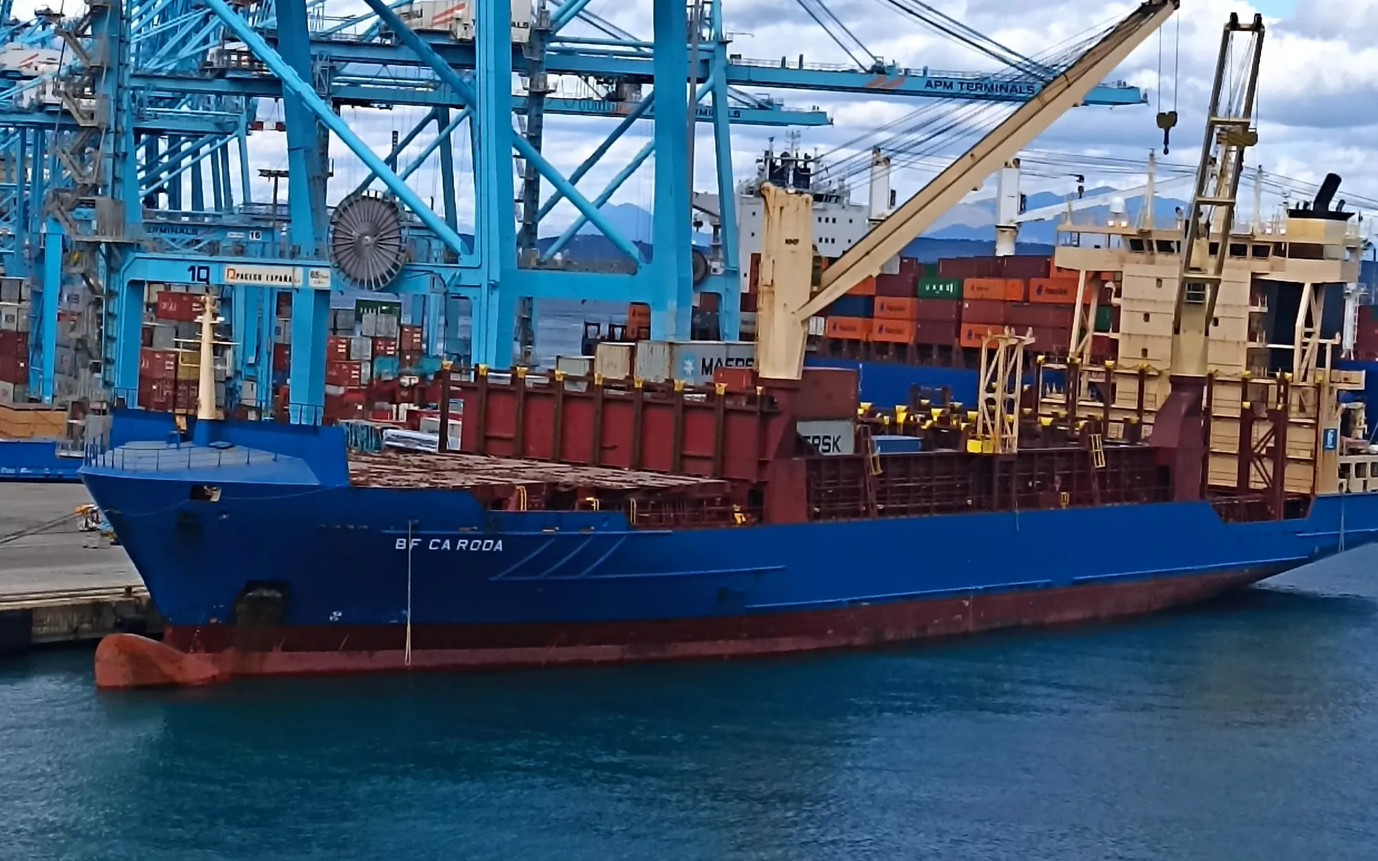 Container vessel sailing on open sea towards the USA